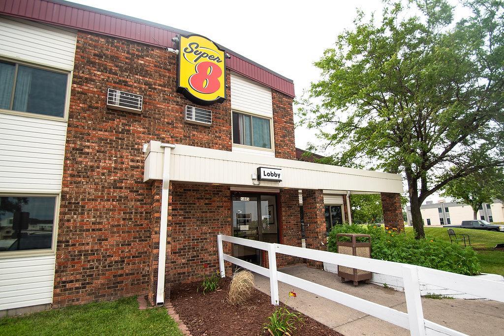 Super 8 By Wyndham Brooklyn Center/Mpls Otel Dış mekan fotoğraf